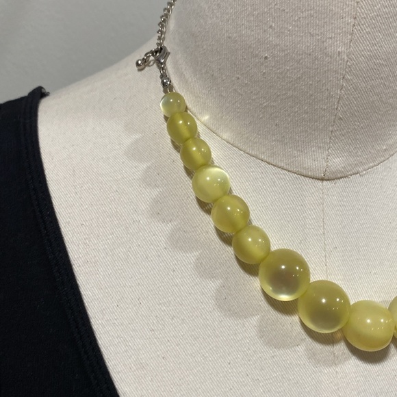 ⚡️2/$12⚡️Yellow Green Lucite Short Necklace - Picture 4 of 5